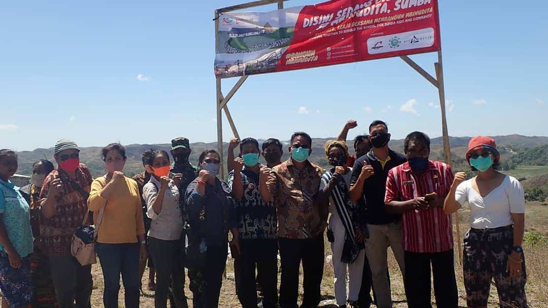 The laying of the first stone by the Regent of East Sumba along with the ranks.